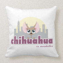 Chihuahua linda en almohada de tiro del perro de M