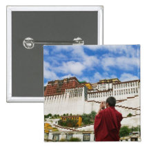 China, Tíbet, Lasa, monje tibetano con Potala Pins