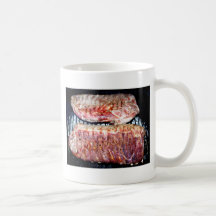 Chuletas de cerdo del cerdo en la parrilla tazas