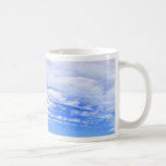Cielo azul con las nubes blancas hermosas tazas