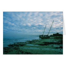 Cielo que amenaza varado del velero de la marea ba tarjetas