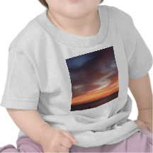 Cielo rojo y anaranjado radiante de la puesta del  camiseta