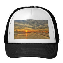 Cielos tempestuosos con puesta del sol gorros bordados