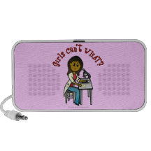 Científico de sexo femenino oscuro notebook altavoz