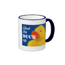 Cierre el pato encima de la taza