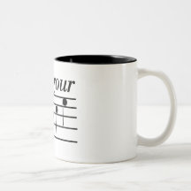 Cierre sus camisetas y regalos de la cara tazas de café