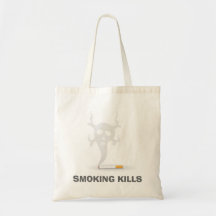 Cigarrillo con el humo del scull, la bolsa de asas