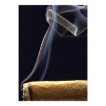 Cigarro hermoso con humo invitación personalizada