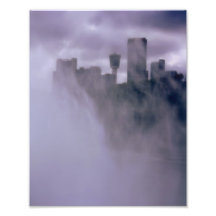 Ciudad en la foto del personalizado de la niebla