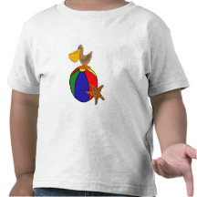 CJ- pelícano en una camisa de la pelota de playa