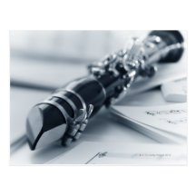 Clarinet en las hojas de música tarjeta postal