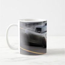 Coche de deportes que apresura taza