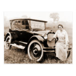 Coche del vintage y postal del retrato de la mujer