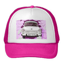 Coche trabante y muro de Berlín rosado/de la lila Gorras De Camionero