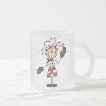 Cocinero de sexo femenino con los mitones y la cuc taza de café