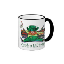 Coja un Leprechaun irlandés Tazas