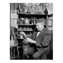 Colector viejo de la botella, los años 30 tarjeta postal