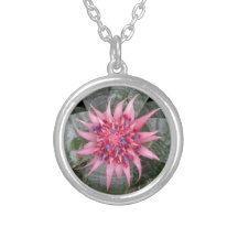 Colgante floral único y dramático