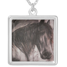 Colgante negro del collar del caballo