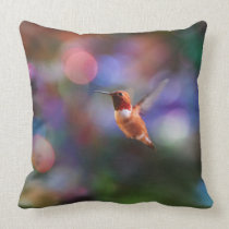 Colibrí del vuelo y fondo colorido almohadas