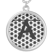 Collar adaptable blanco y negro del monograma
