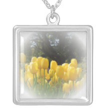 Collar amarillo de los tulipanes