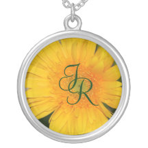 Collar amarillo del monograma de la margarita