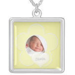 Collar amarillo y blanco de la foto del bebé del l