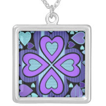Collar azul del diseño de los corazones