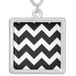 Collar blanco y negro del zigzag