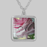 Collar color de rosa rosado de la inicial de los d collares