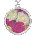Collar colorido de los rosas