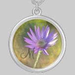 Collar de la inicial del Wildflower de la plata es collares