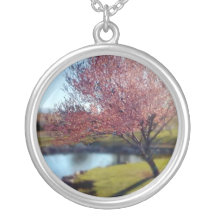 Collar del árbol de la primavera