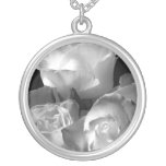Collar del arte de la foto - rosas blancos y negro