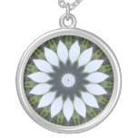 Collar del caleidoscopio de la flor blanca