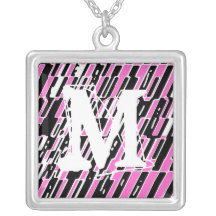 Collar del fragmento del monograma de la letra M