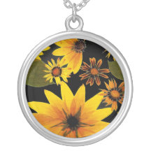 Collar del girasol del día soleado