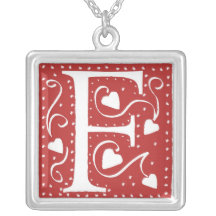 Collar del monograma con los corazones y los punto
