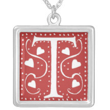 Collar del monograma con los corazones y los punto