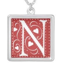 Collar del monograma con los corazones y los punto