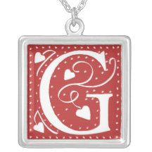 Collar del monograma con los corazones y los punto