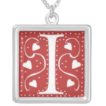 Collar del monograma con los corazones y los punto