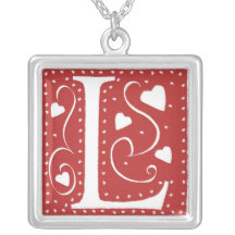 Collar del monograma con los corazones y los punto