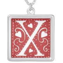 Collar del monograma con los corazones y los punto