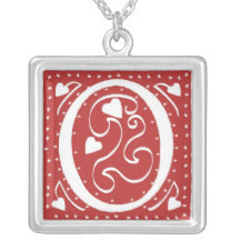 Collar del monograma con los corazones y los punto