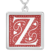 Collar del monograma con los corazones y los punto