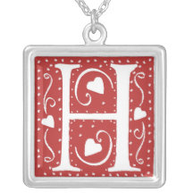 Collar del monograma con los corazones y los punto