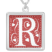 Collar del monograma con los corazones y los punto