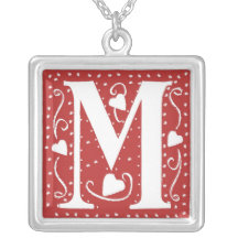 Collar del monograma con los corazones y los punto